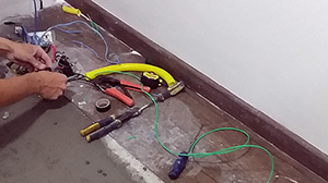 passagem de eletrica e dados pelo piso 001.jpg
